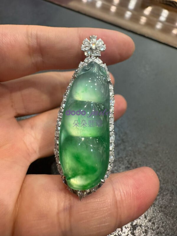 高冰種綠豆翡翠吊墜-鑲嵌白金鑽石